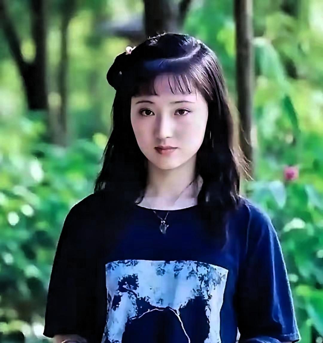 近日，福州有个17岁高三女生在网络上火了，她模样超像87版《红楼梦》里演