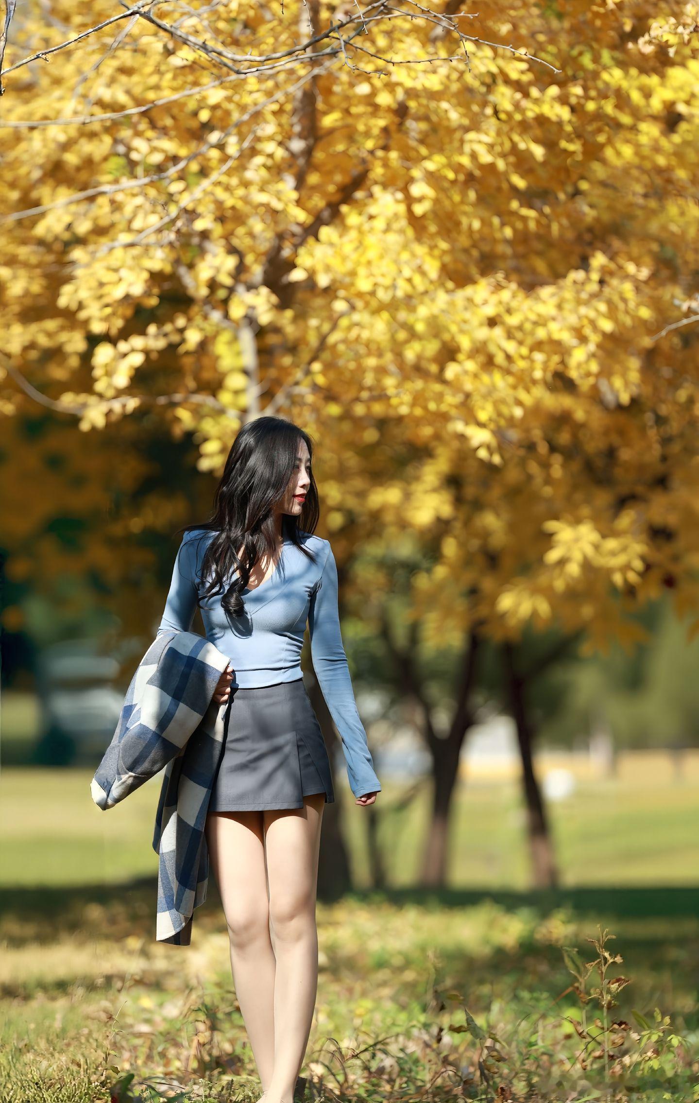 今天穿什么蓝色长袖打底衫，灰色短裙，肉丝平底鞋，搭配格子围巾，回头率满满美女绘