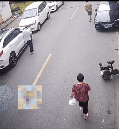 这一跤摔的太离谱了吧，不光小哥一脸懵圈，我也是看的一头雾水。