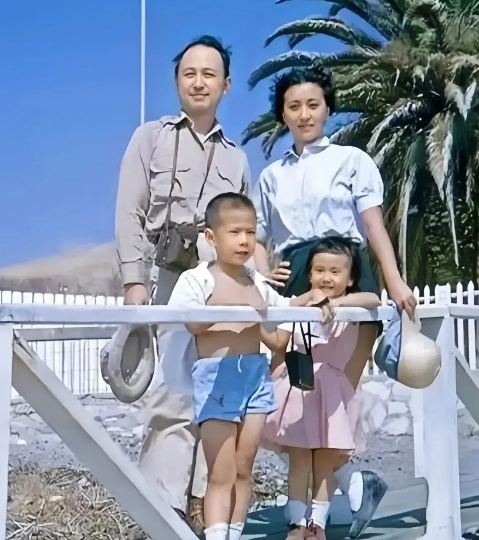 这才是他们一家四口真实的相貌，不是演员扮演的角色！这张珍贵的全家福拍摄于上世纪5