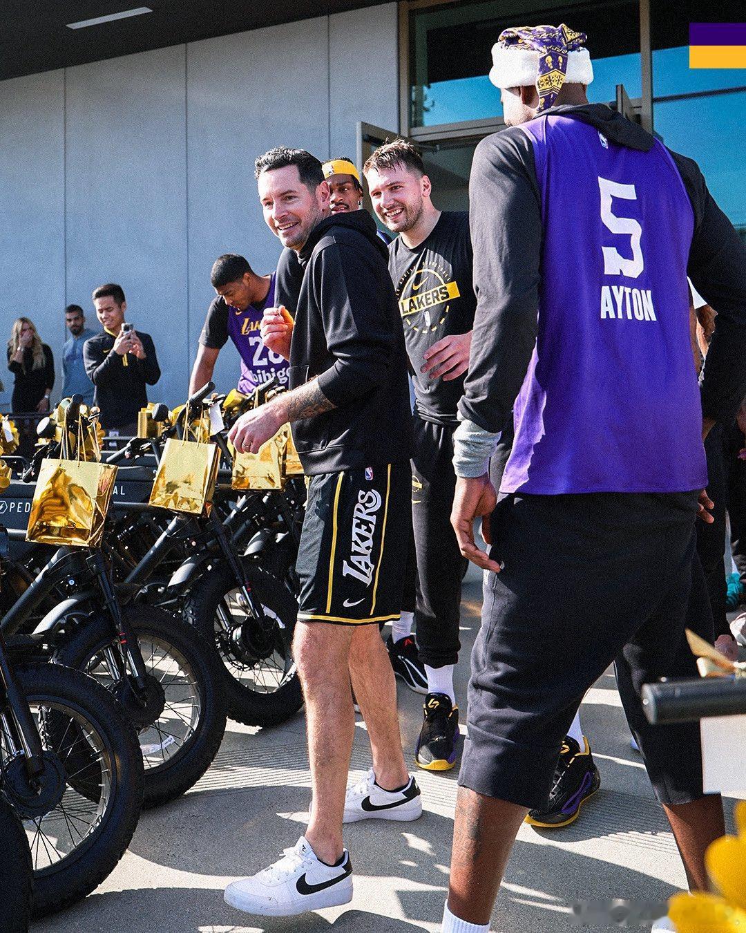 东契奇圣诞节送全队电动自行车圣诞快乐！东契奇提前送出圣诞礼物，他给湖人队友、教练