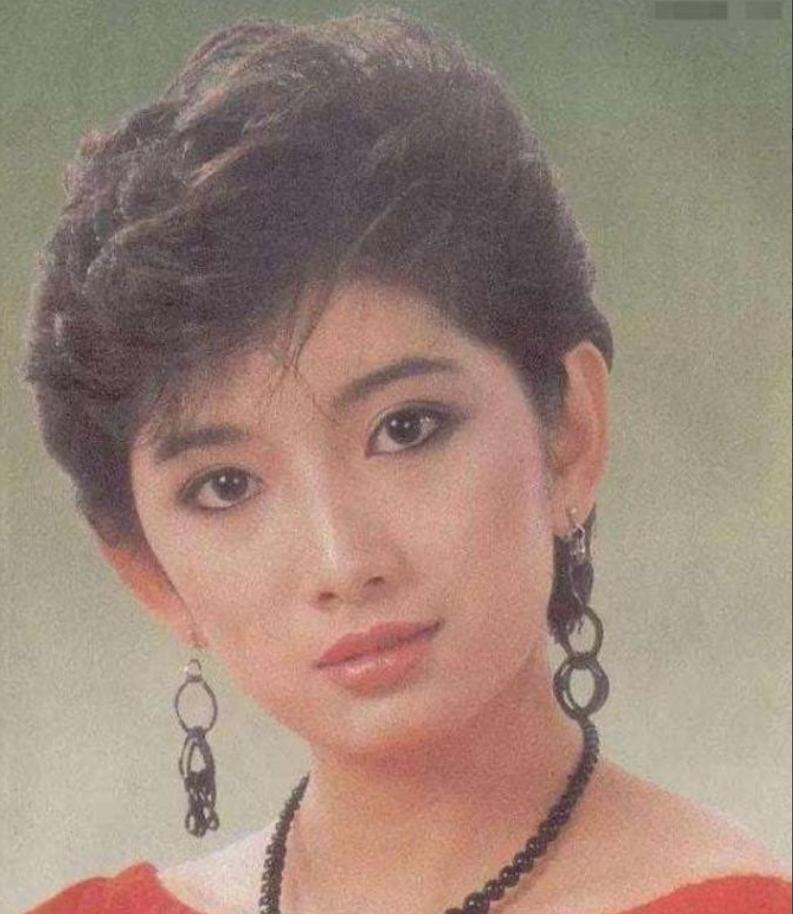 1975年，12岁的刘玉璞正在洗澡，醉醺醺地父亲发疯般地踹开门，冲进浴室里，死死