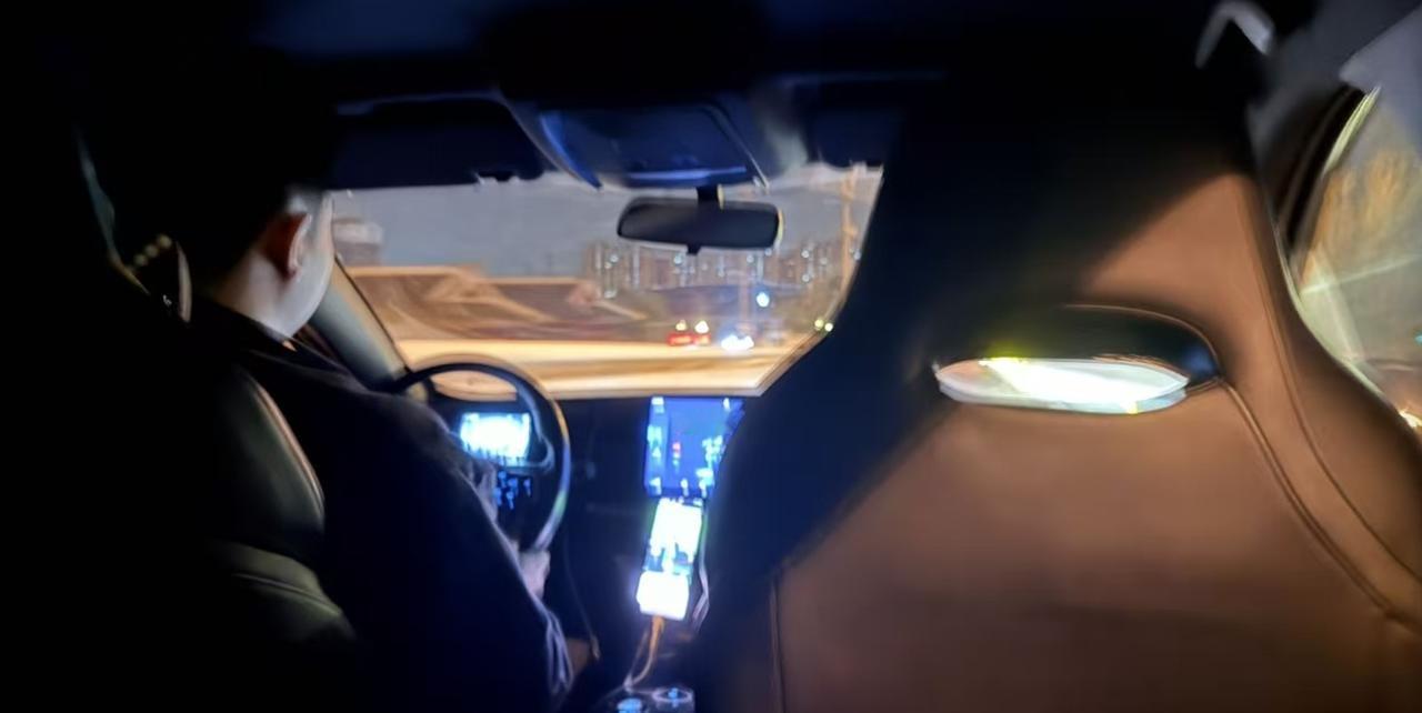 打了辆比亚迪秦L纯电版，续航510公里，售价比混动贵，当时花了10万块。司机说，