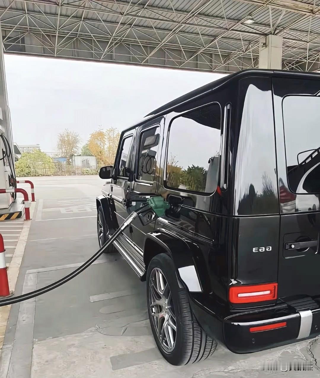 还没上牌，刚加好油就翻车了，这是什么操作？