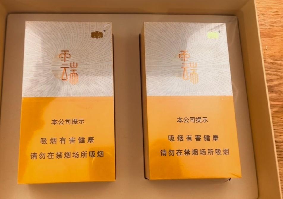 老板验完货，说烟是真的。然后报了个价：一条700。你手里那两条烟，可是女婿第一