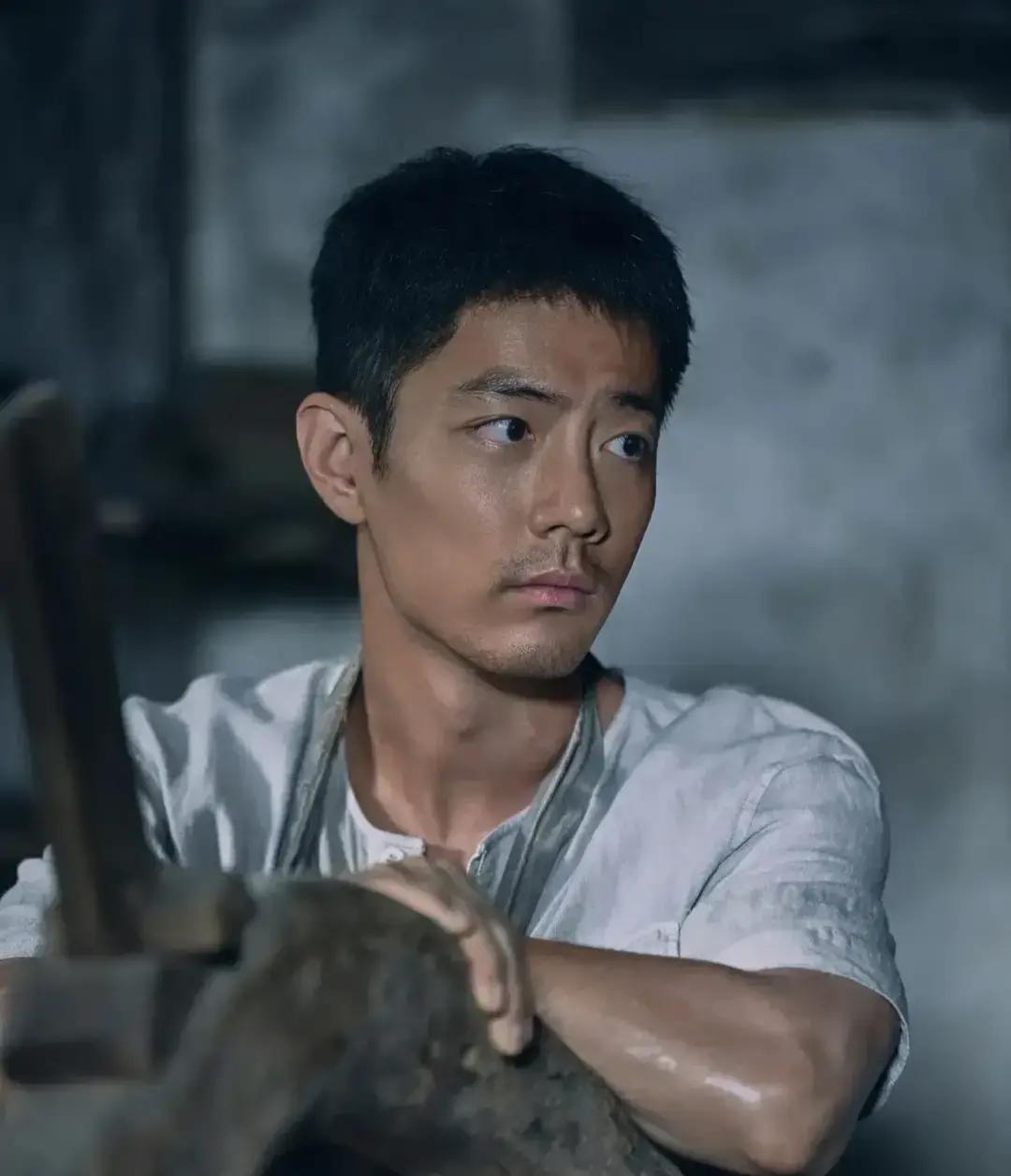 《消失的她》狂收35亿，同期所有流量主演电影却集体卡在5亿门坎。那个用流量给票