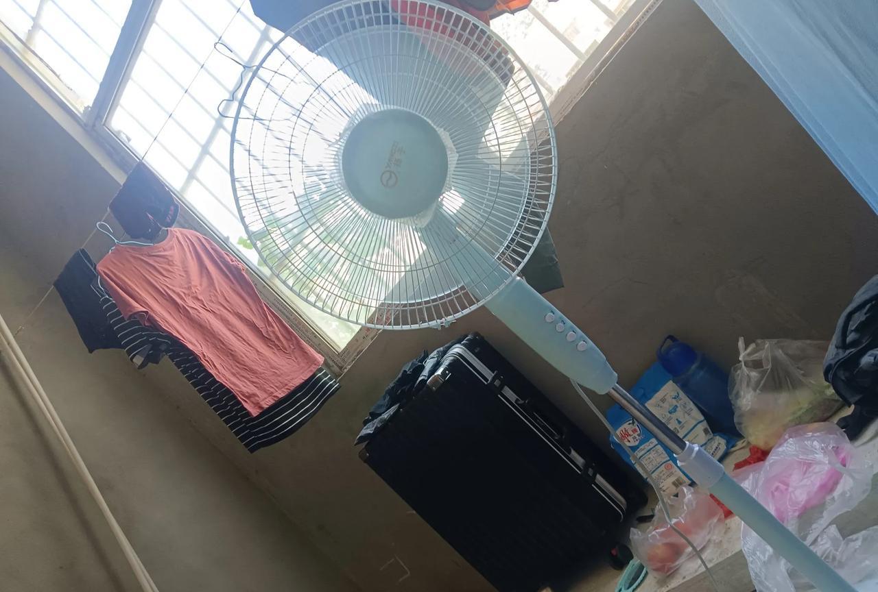 热S了，两女工友中暑，工地今天终于变时间了。这两天蒙城高温，36度，37度，昨天