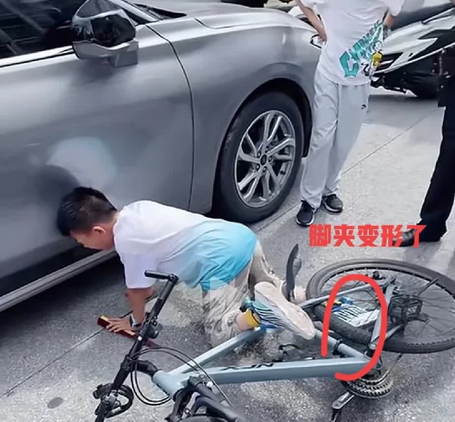 刚刷到的视频，看评论区一边倒的谴责旁边打电话的警察，说小孩哭的这么伤心了，还