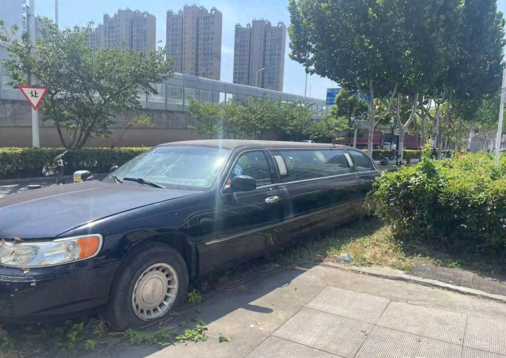 最近有记者在合肥拍到了一辆长期停放的加长林肯车，据当地工作人员表示，这辆车在这已