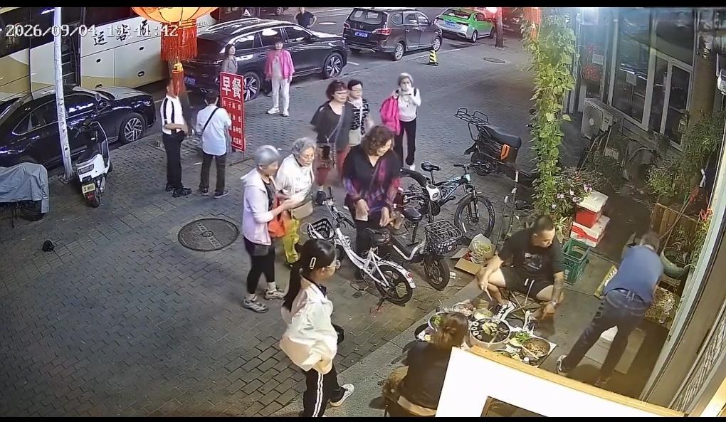 近日辽宁丹东街头，一段简单的日常对话，看暖了无数人的心。街边一户人家正坐在