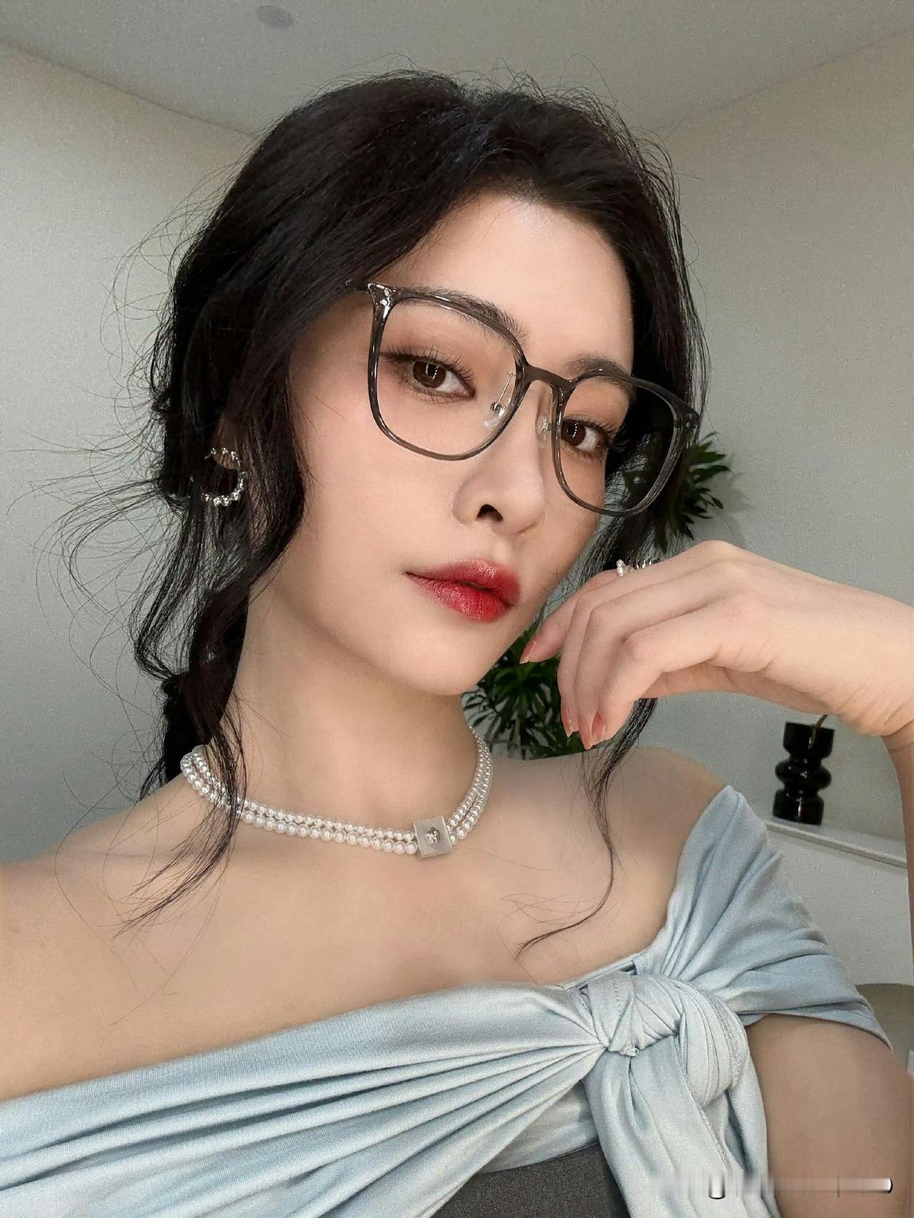 戴着眼镜的许佳琪更具知性之美