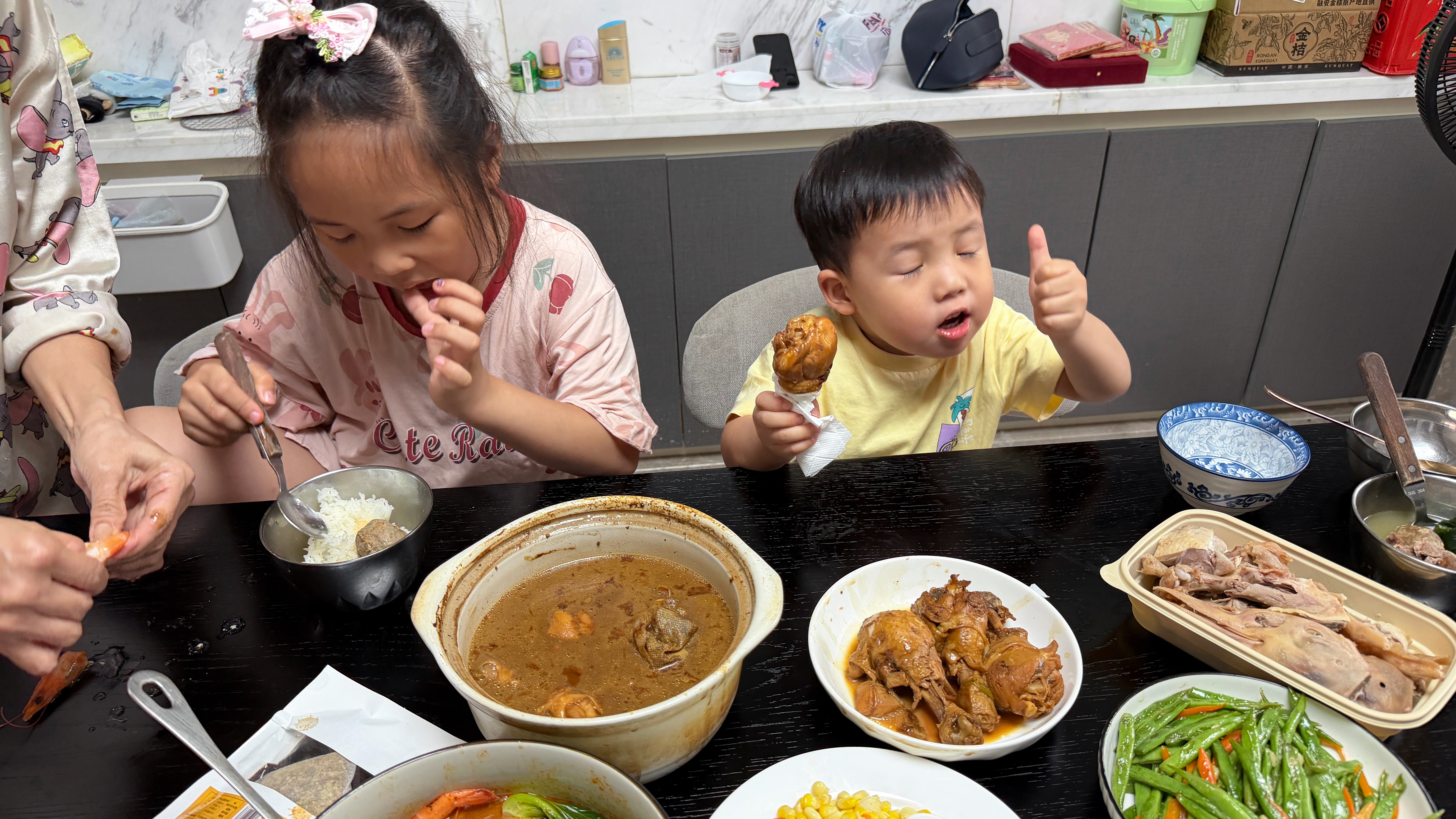 吃饭了，婆婆今天的爱太满了，太多菜了吧。酸汤真的是最近每天吃。