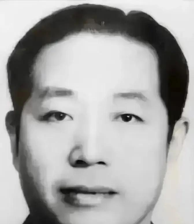 1937年，刺杀蒋介失败后，百变杀手“华克之”直接投奔延安。然而，伟人看到他后，
