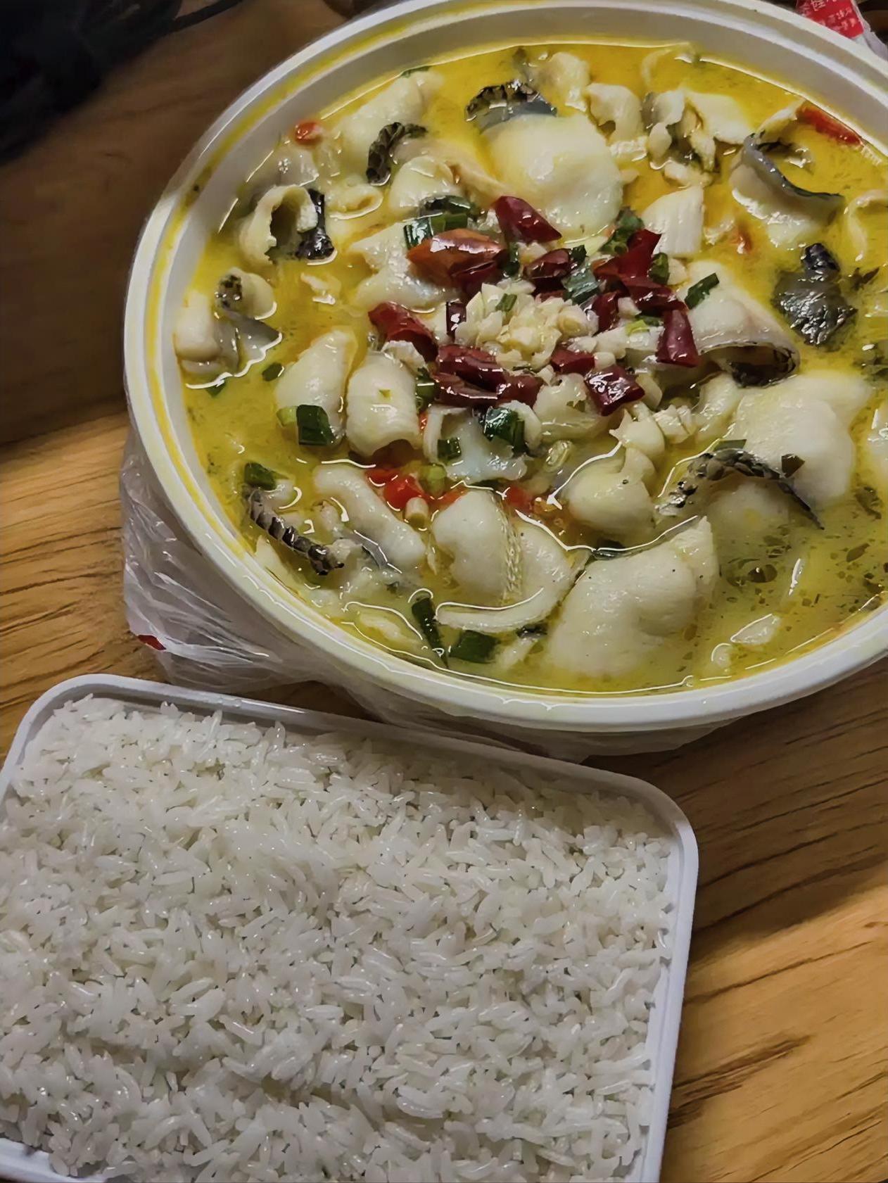 我今天就遇上这事儿了，外卖晚了快四十分钟，骑手给我打电话时声音都抖了，一个劲道歉