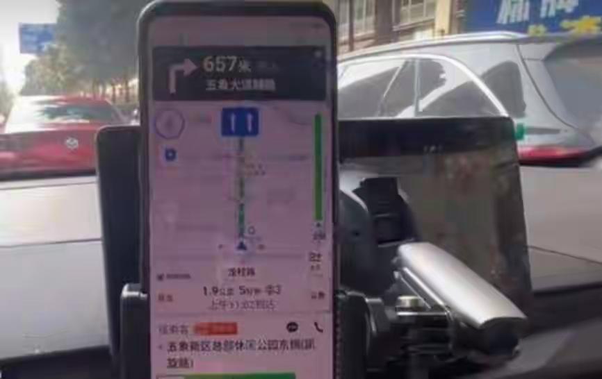 中国的好机会来了河南四位大哥合租了两台网约车，每人每天开12小时，四班倒、人歇