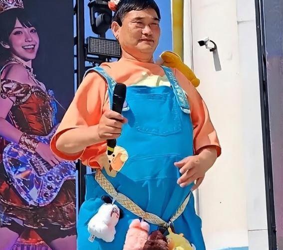 58岁大衣哥朱之文，如今商单已经排到年底，让人意外的是，除了中老年观众，越来越多