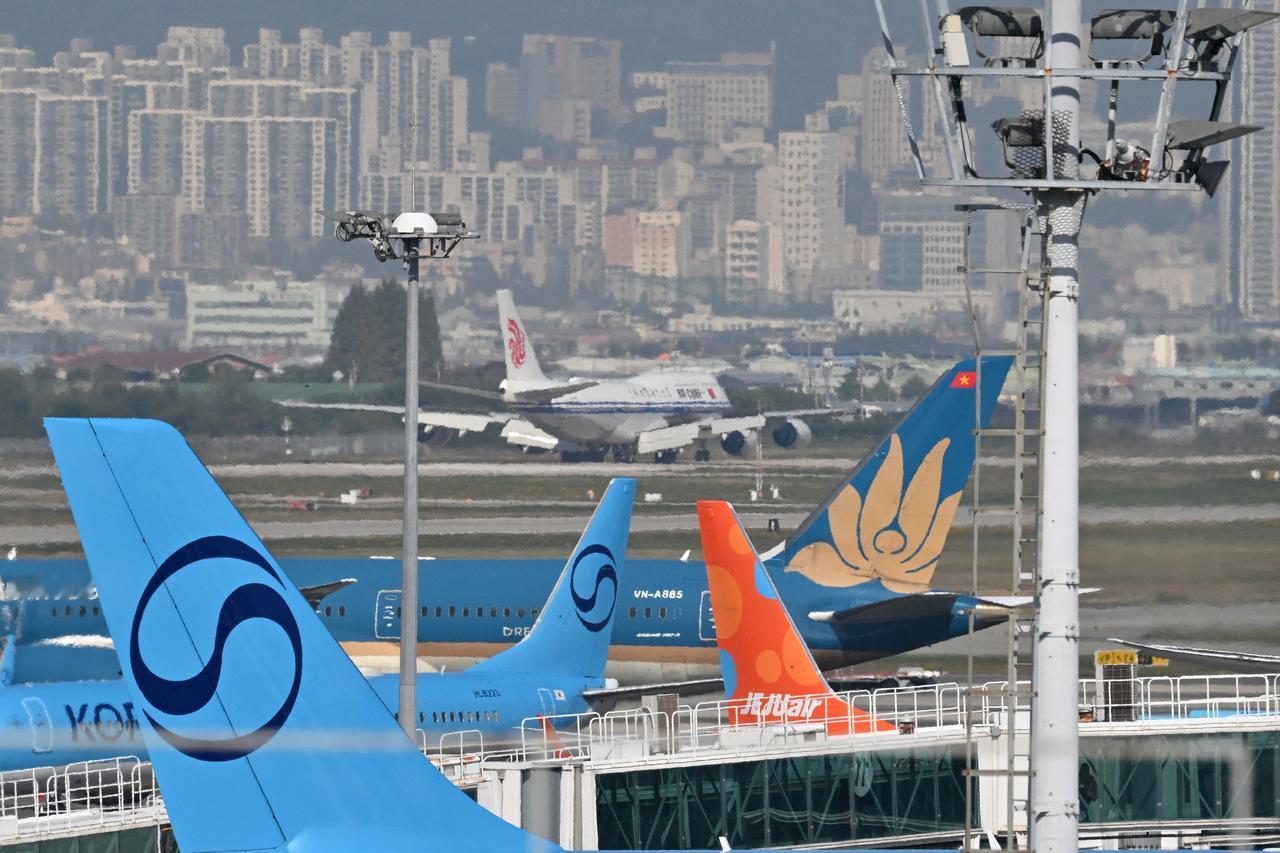 【中美会晤釜山现场直击,特朗普说今天可能签协议】韩国釜山,特朗普先一步抵达釜山金