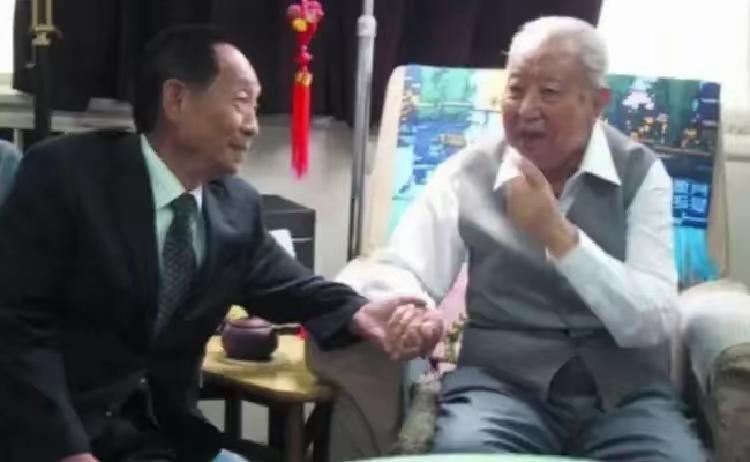 2006年，袁隆平到北京出差，特意来探望华国锋。此时的华国锋身体不太好，一般