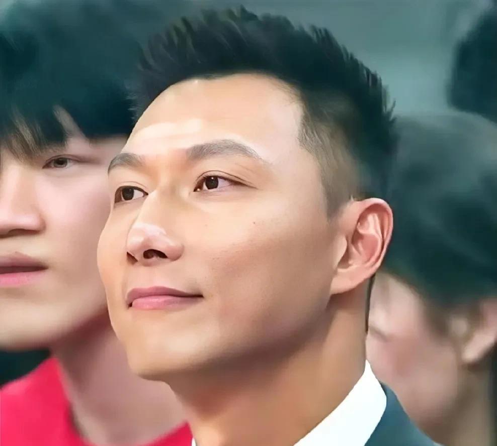 什么情况，刚结束的篮球公园节目并没有易建联的采访部分播出。提前一天预告了节目，
