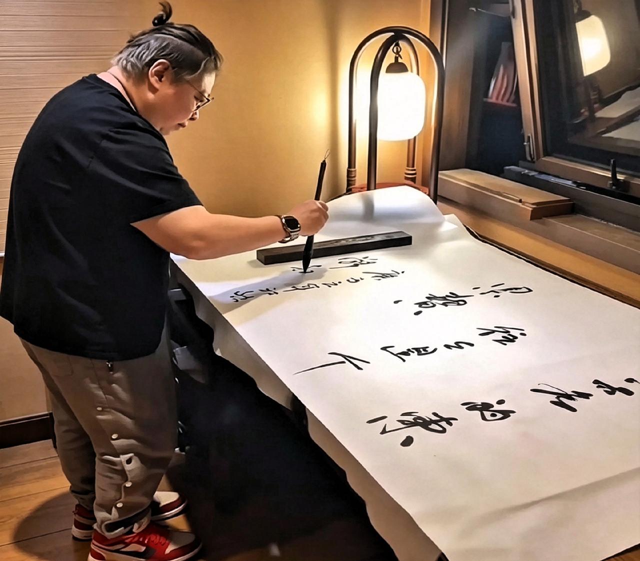 真没想到韩红私底下还爱写毛笔字。看她扎着小揪揪，站那安安静静写行草，跟平时飙高音