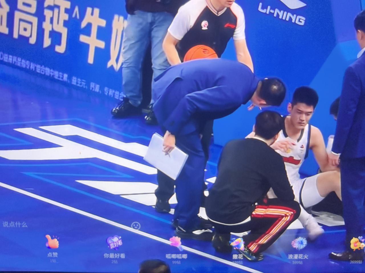 王洪泽这是吃了年轻缺乏经验的亏啊！球场上两个人争球，一定不能先松手！哪怕是裁判