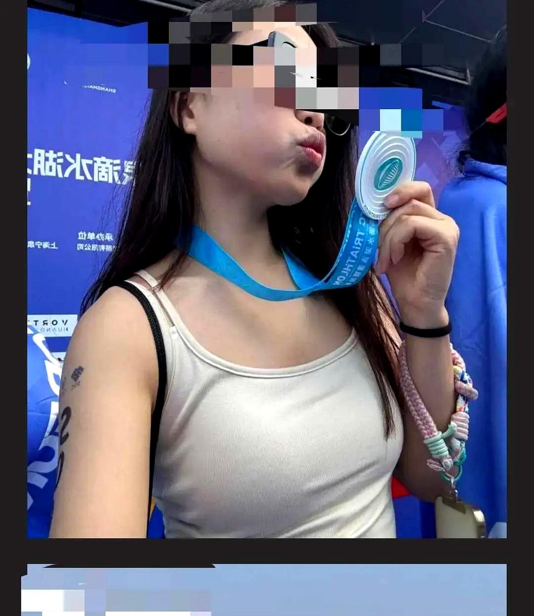 游到岸边那一刻，人还在发抖，回过神时，照片已经飞出泳道。上海滴水湖的泳渡赛，女