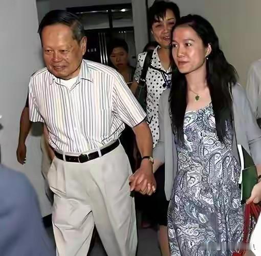 他们用21年，把全网唱衰的婚姻活成了顶配爱情！你敢信？10月1日，杨振宁先生低