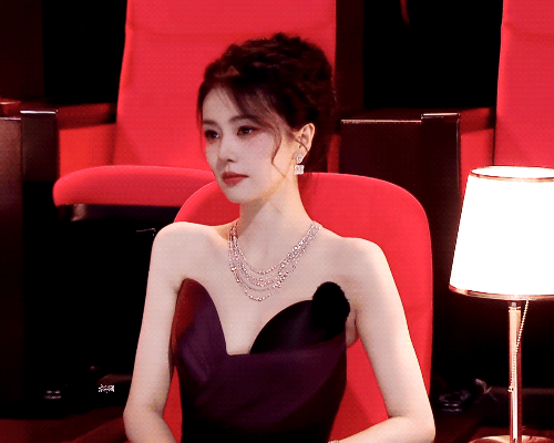 白鹿这套珠宝火彩可真美白鹿丞磊牵手走红毯​​​