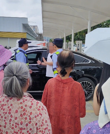 【#幼童被陌生男子从奶奶身边抱进车内#，警方回应：系误会，男子非人贩子】#南宁警