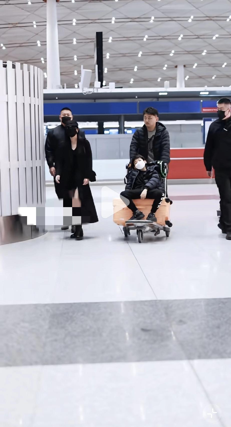 陈妍希带儿子回台湾省过年，带了两个彪形大汉保镖，还有一名助理，霸气十足!2月