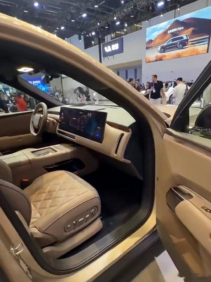 理想L9Livis的内饰就这样低调地亮相了，很多人说不够豪华，但我觉得刚刚好，