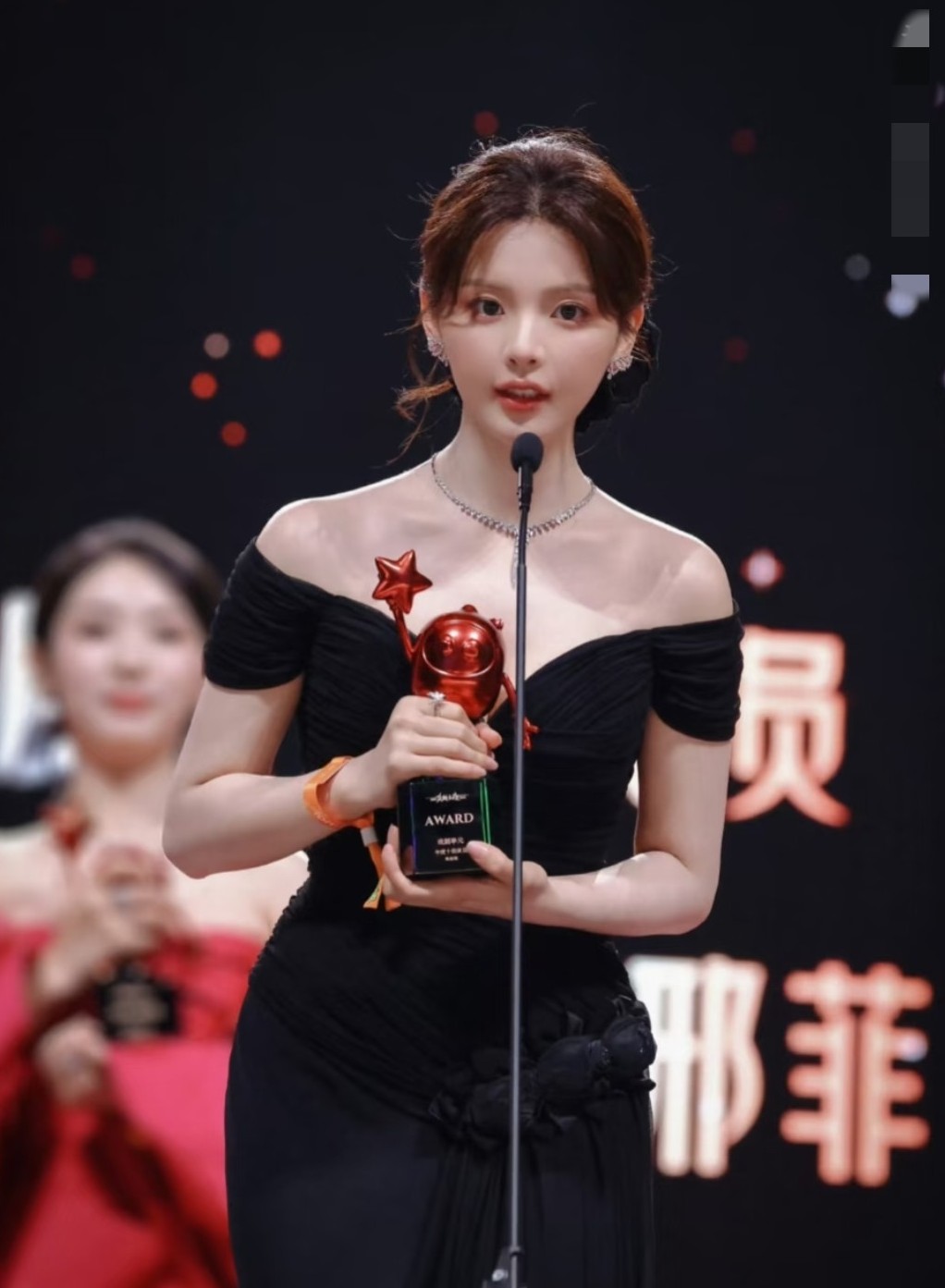 你可以说，杨超越五官平平，也可以说，杨超越演技平平，唯独有一点，你喷不了她，
