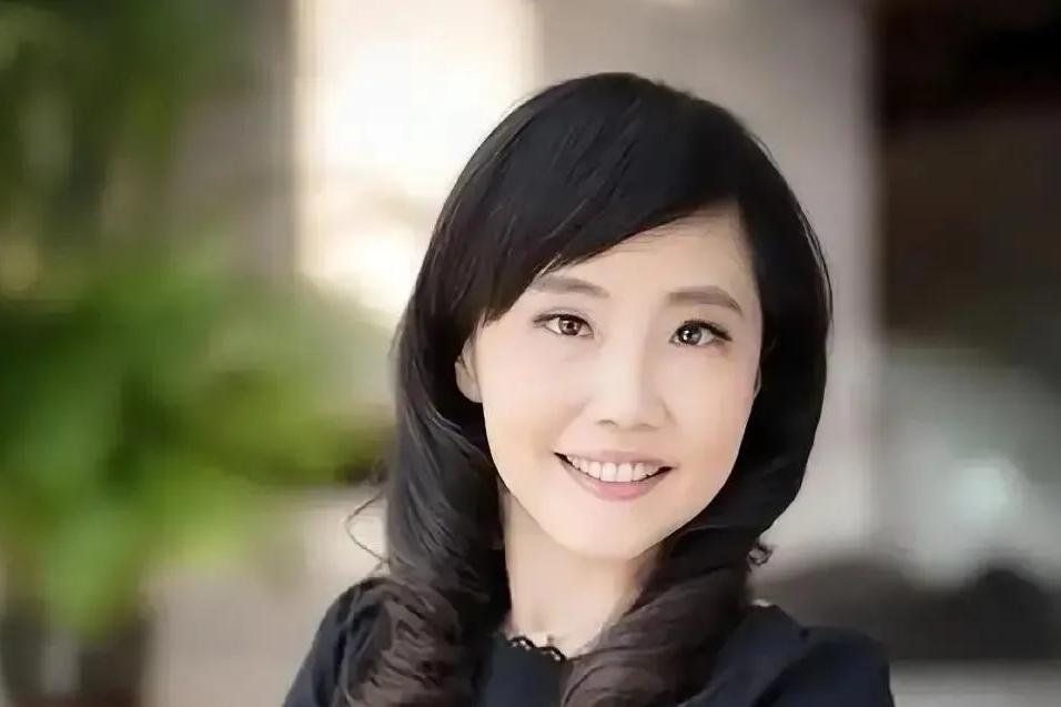 尹乃菁肩卢秀燕，才是看得又准又狠。都说“家丑不可外扬”，可偏偏自己人才知道，