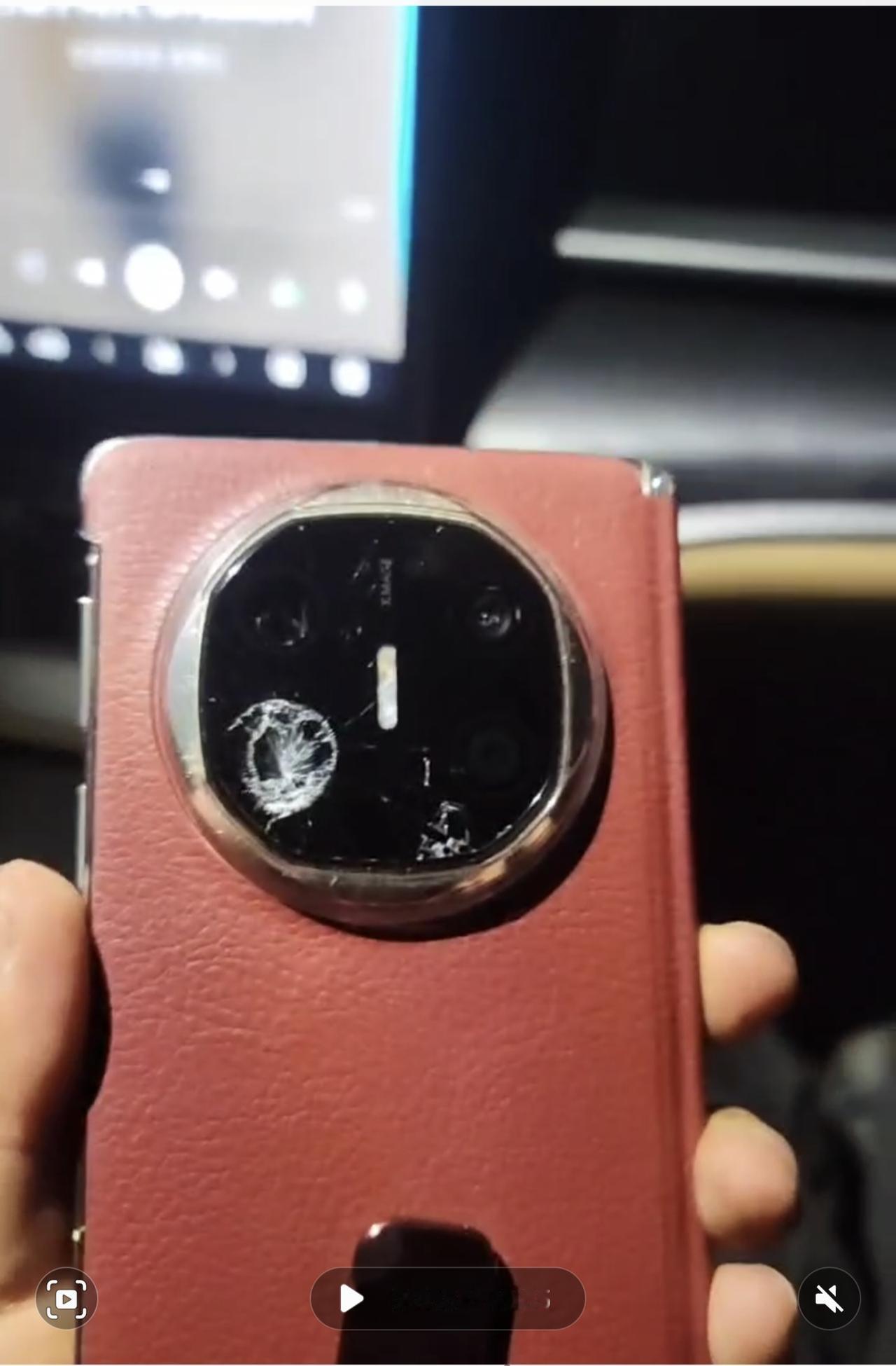 刚买的华为折叠屏已经被我折腾坏了。周末跟着朋友一块爬山，带着刚买的手机，因为是野