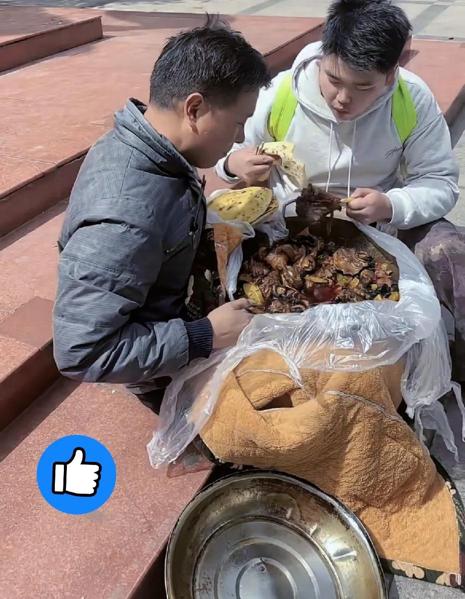 四川一高考生火了，父亲怕孩子备考营养跟不上，在家炖好一锅肉，用厚布把铁锅裹得严严
