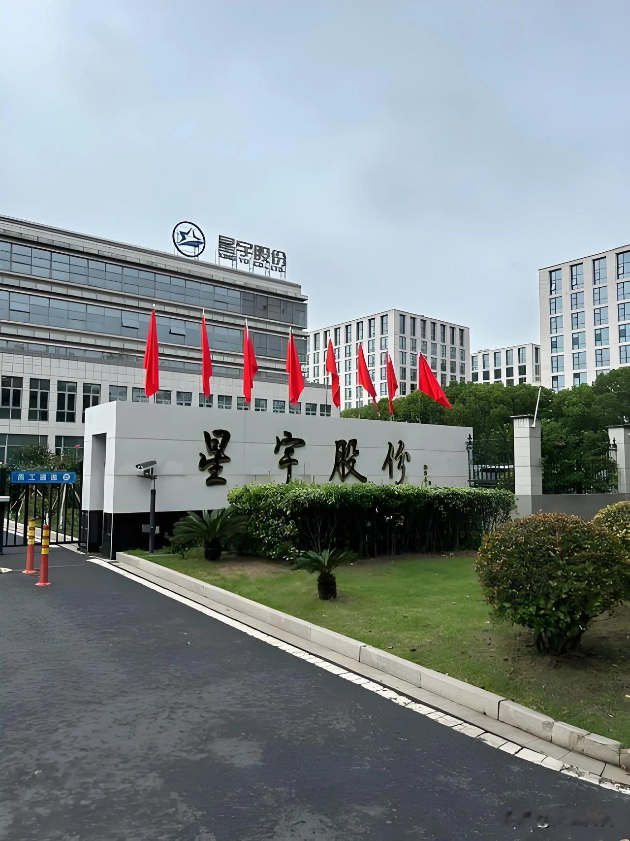 潘多拉的盒子一旦开启，风波便再也无法收场。一场普通的劳资纠纷，已经演变成足以撼动
