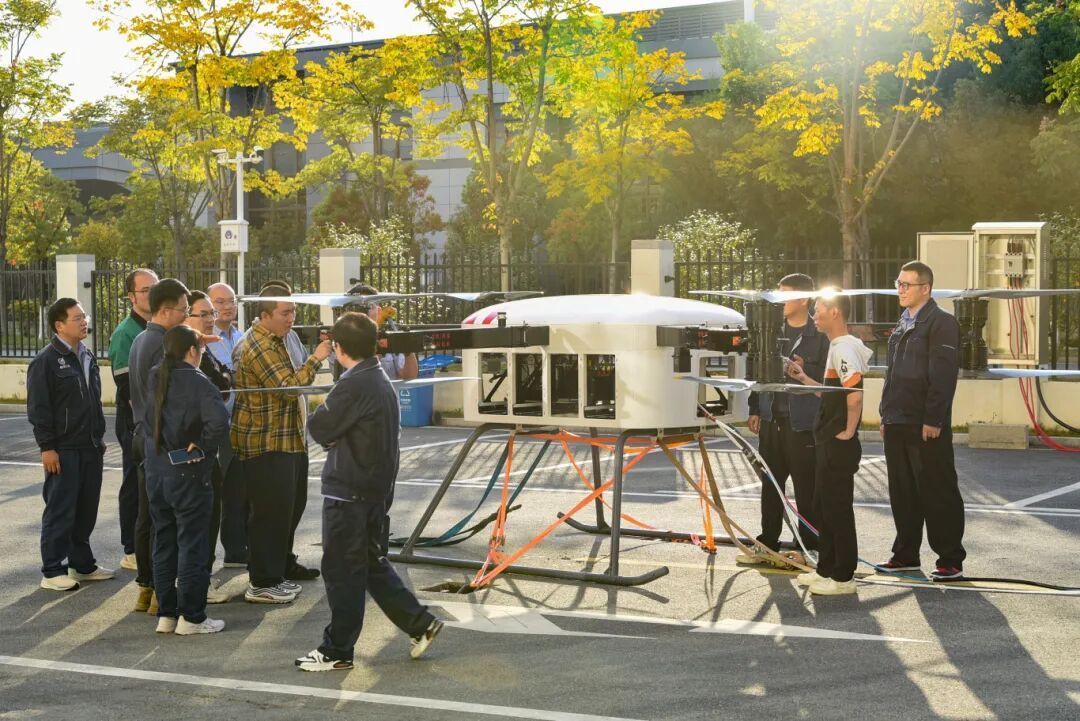 12月10日，中国航空工业集团自主研制的800公斤级重载电动垂直起降飞行器（eV