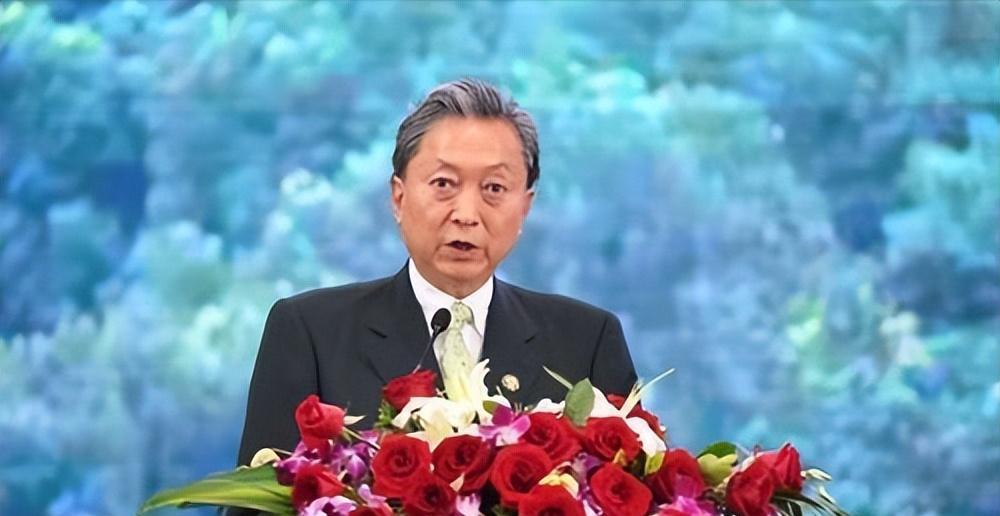 日本前首相鸠山由纪夫先生在国内的强大反对和压力之下，包括他儿子公开劝阻的情况下，