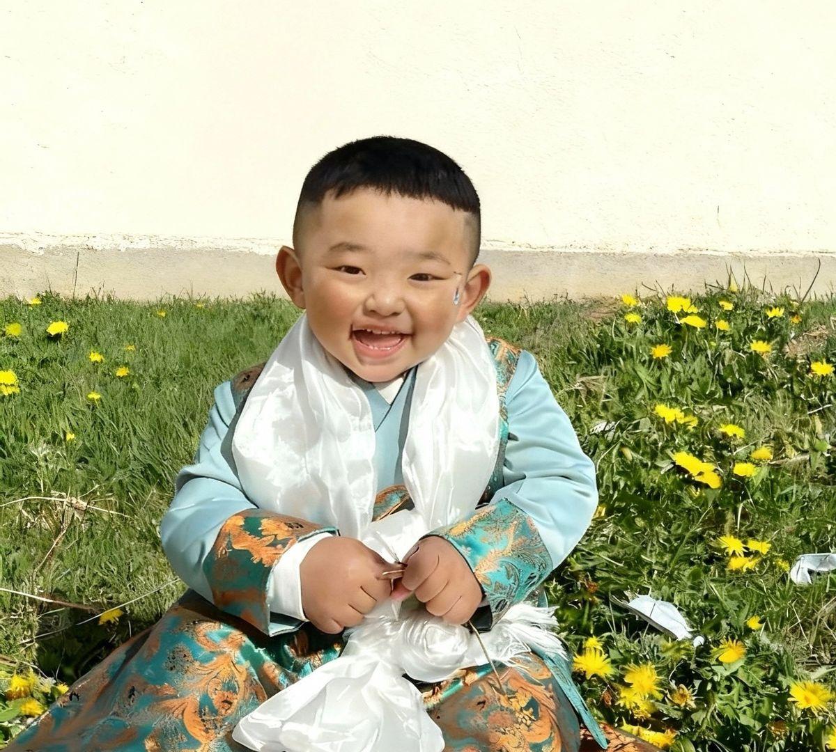 惊讶！！！儿子3岁坐火车时，对面坐一像活佛的，七个小时没说一句话，一直念经，慈祥