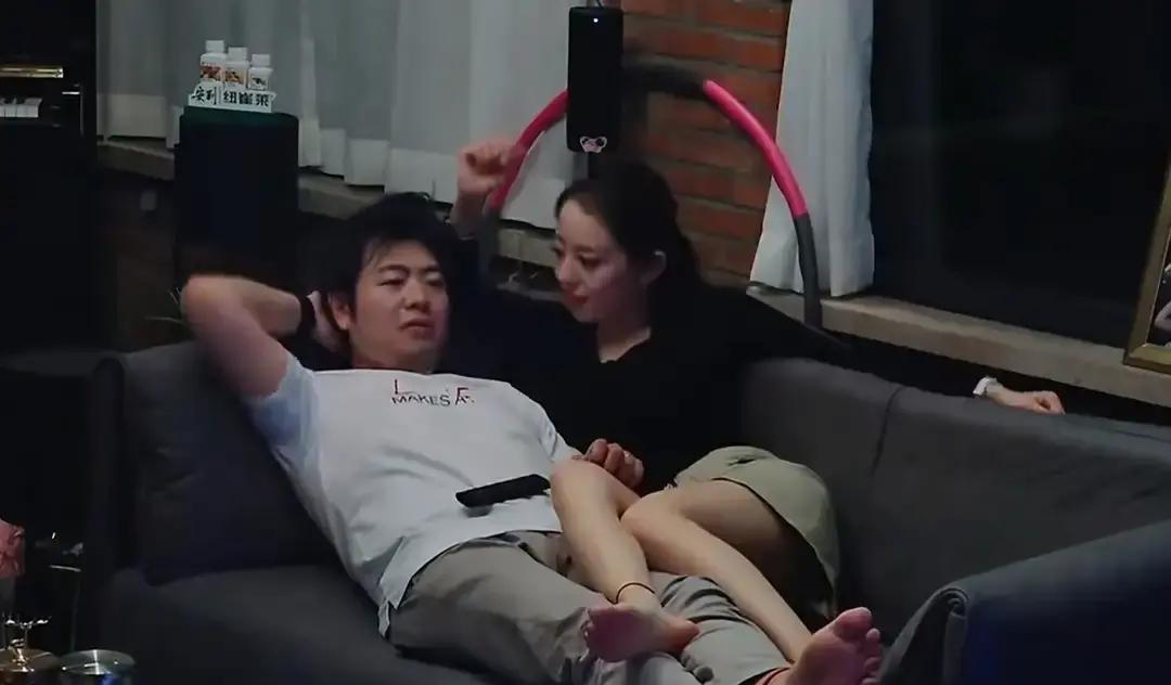 后台沙发上，郎朗突然凑近吉娜脖子猛吸一口：“你这么好闻。”我才看懂，所谓婚姻