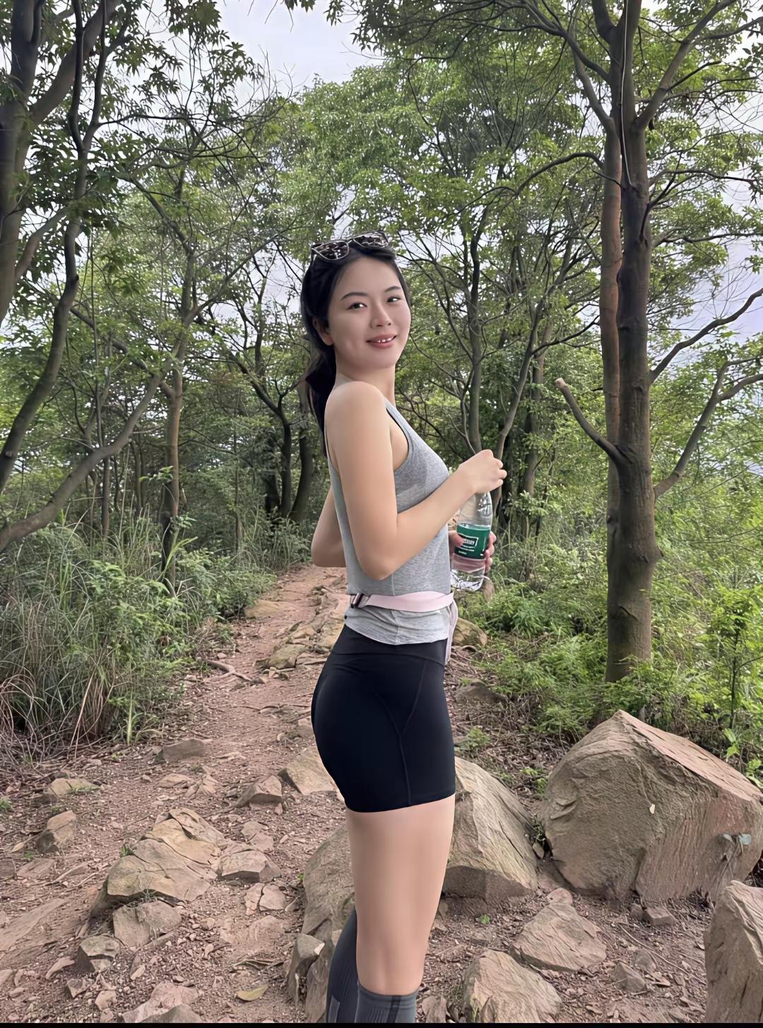 今天的天气不错适合有氧运动年纪大了爬到山顶累的不行只要对身体好不管那么