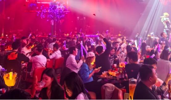 全世界最大的商业骗局，就是酒吧。你以为酒吧是靠卖酒赚钱的？大错特错。它的盈利模式