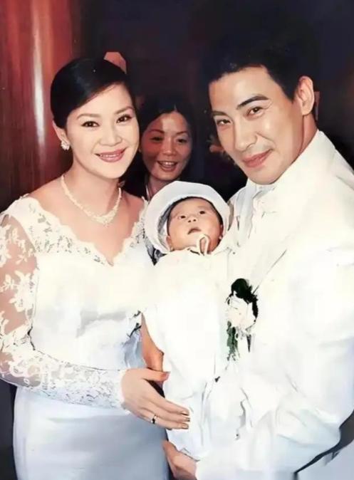 2001年，俞小凡与相恋11年的翁家明奉子成婚，婚礼办得很隆重，众星云集，但典礼