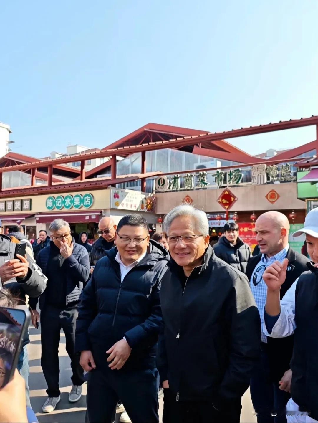 千亿科技大佬黄仁勋，现身上海。63岁的他，满头白发，穿着一件黑色的外套，戴着眼