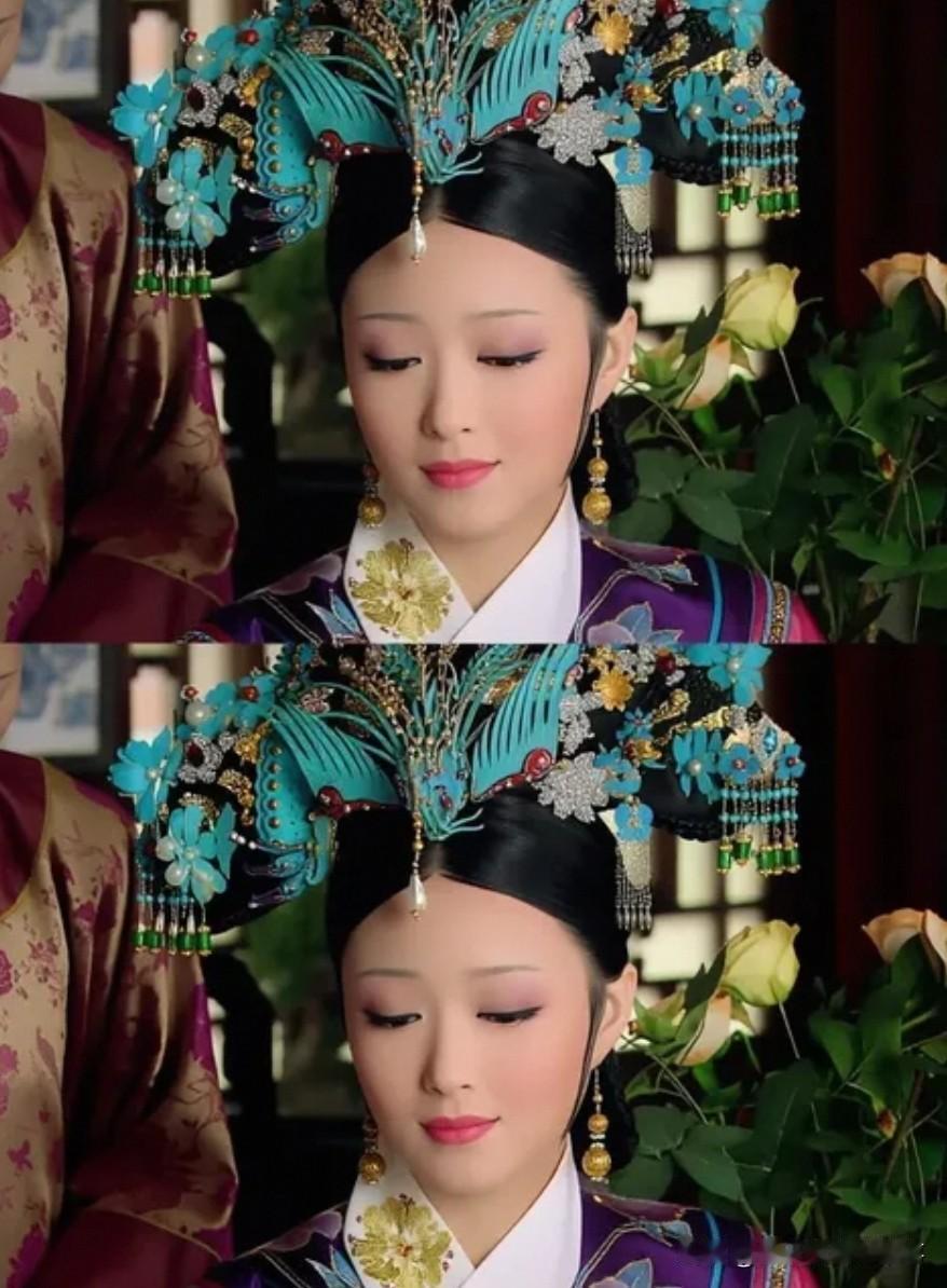 同样是繁复华丽的旗头，华妃这款从没人被嘲贪多贪足。同色系大旗头配色统一不违