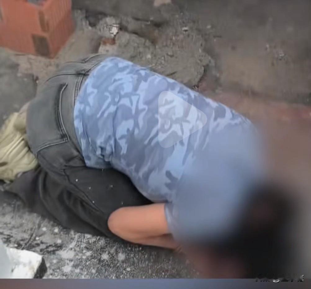 跪在地上的这个女人就是泸州公交商城白骨案的嫌疑人之一！她被捕之时居然穿的是Guc