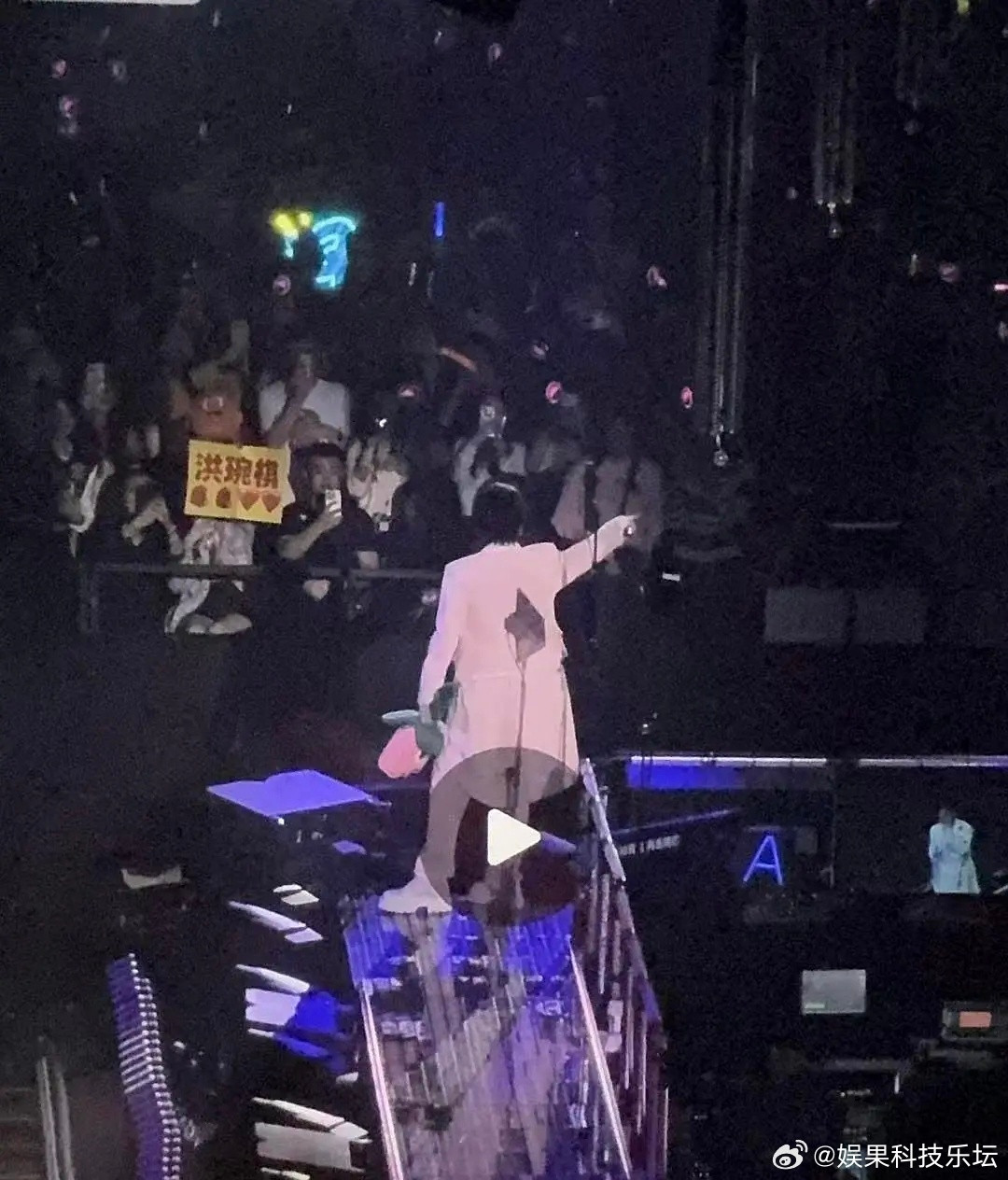 希望他最后能体面地消失在舞台，毕竟这些年搞的人设太完美了。。