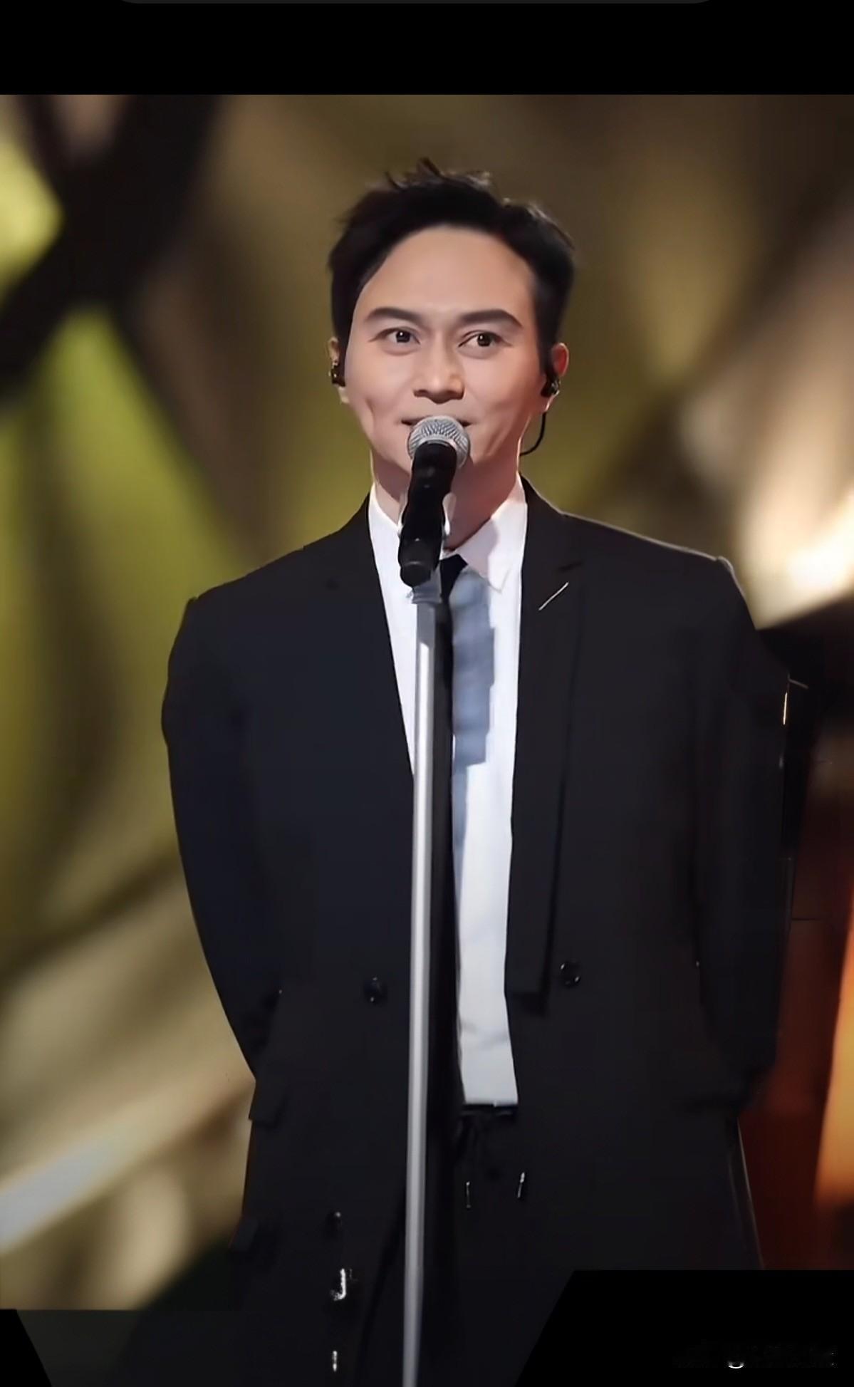 时光肯定是忘记了张智霖，55岁的男神，居然看上去好年轻，不要说女人了，我是