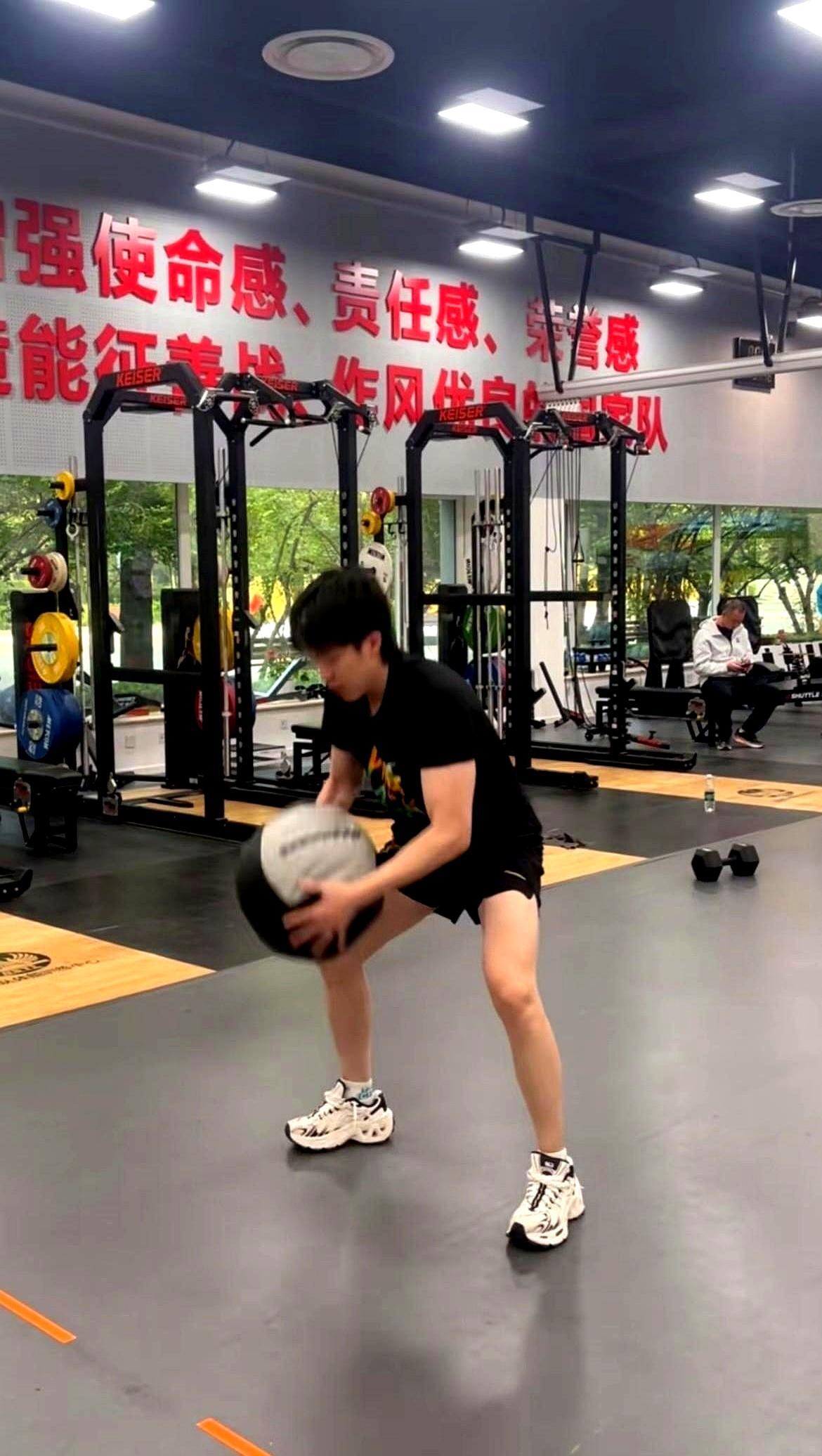 刷到王楚钦新发的抖音，我愣了三秒。他把两首歌就那么叠着放，一首大的，一首