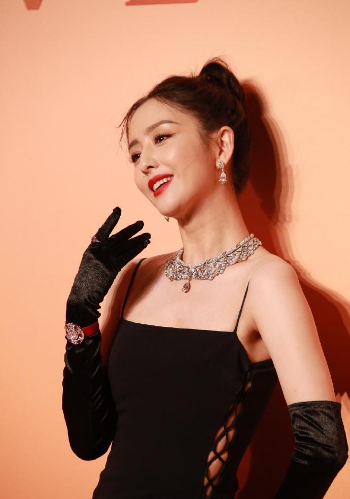 佟丽娅生图来了，有梨涡真的太好看了​​​